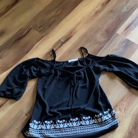 OFF SHOULDER BLACK BLOUSE WITH WHITE EMBROIDERY - Picture 3 of 4